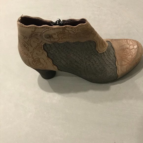 GOLD BUTTON LEATHER ANKLE BOOT - Picture 1 of 2